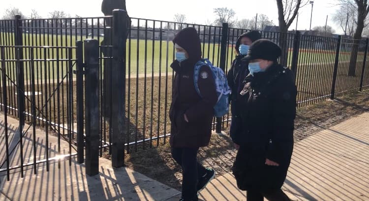 "Los niños de todas maneras están saliendo afuera, están en tiendas, están aquí, están allá, entonces para mi, en mi opinión yo siento que las escuelas tienen mucha protección. No tengo miedo porque igual si te cuidas bastante, tienes el temor y vas a estar viviendo así. Y no, no puedes vivir con ese temor", cuenta Cecilia Moreno, madre de un hijo que se graduará este año de primaria.