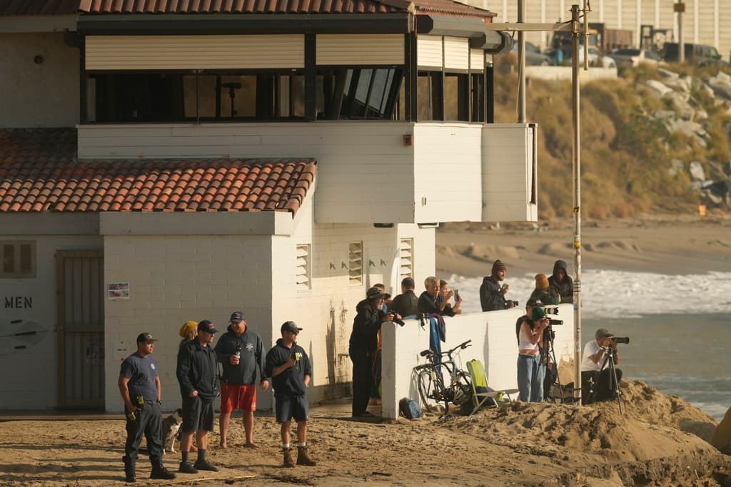En
<b>Topanga Beach</b>, la situación con el alto oleaje no era muy distinta. Allí los salvavidas evaluaron desde temprano las condiciones de la corriente, velando que ningún bañista pusiera en riesgo su vida.