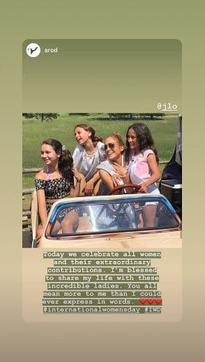 La 'Diva del Bronx' también compartió la publicación hecha por su novio Alex Rodríguez, quien con este mensaje conmemoró el Día Internacional de la Mujer: "Hoy celebramos a todas las mujeres y sus aportes extraodinarios. Tengo la suerte de compartir mi vida con estas increíbles damas. Todas significan más para mí de lo que jamás podría expresar con palabras".