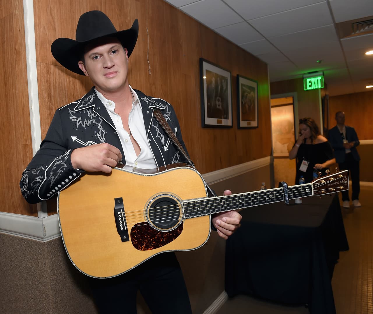 <b>Jon Pardi </b>comenzó a mostrar su talento cuando tenía tan solo 12 años y escribía sus propias canciones. A los 14 años ya estaba metido en una banda. En el 2012 comenzó a sacar canciones que lo pusieron en número 1 en varias listas. 
<br>
<br>De sus mejores canciones están: “Dirt on My Boots” “Heartache on the Dance Floor” y “Head Over Boots”.
<br>
<br>
<b>Pardi se presentará por primera vez en el Rodeo de Houston el sábado 14 de marzo. </b>
<br>