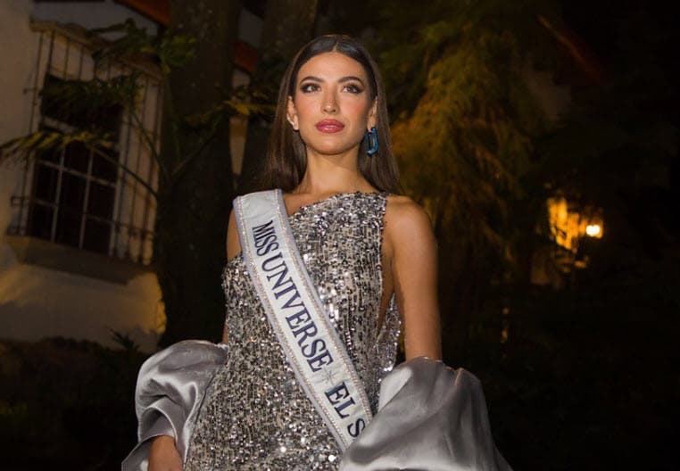 <b>Isabella García-Manzo Gutiérrez</b> es originaria de El Salvador, país anfitrión de Miss Universo 2023. Tiene 20 años y heredó el gusto por los certámenes de belleza de su madre, Natalia Gutiérrez, quien en 1994 representó a su tierra en Miss Internacional, realizado en Japón.