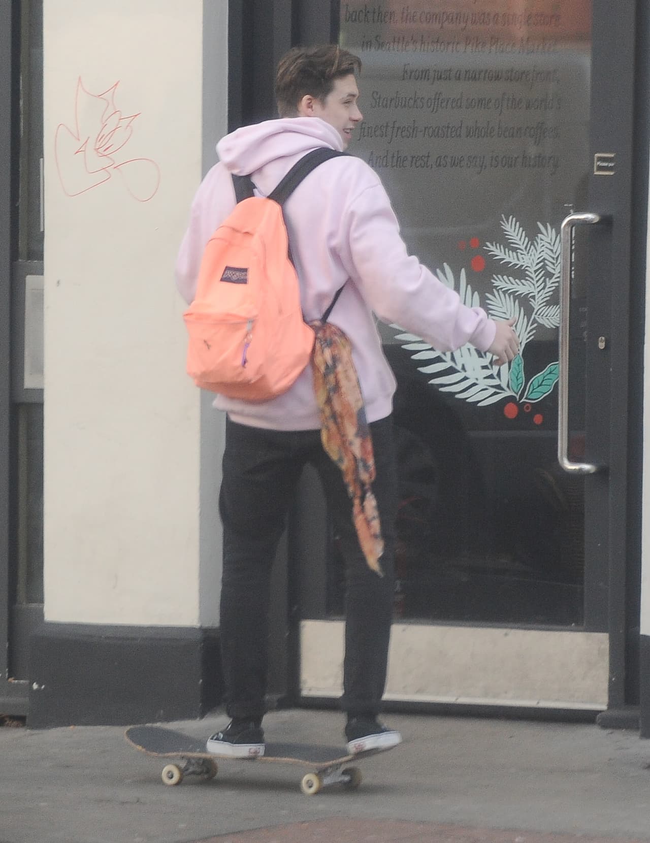 Detrás de ellos entró Brooklyn.