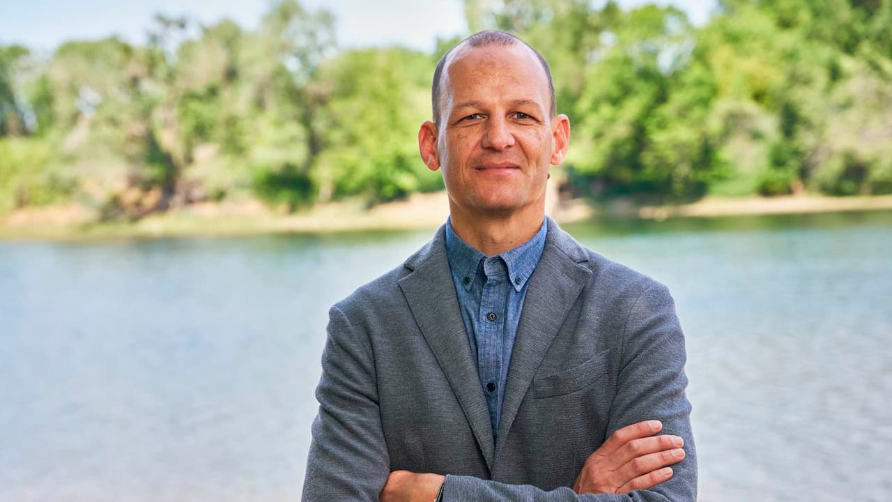 Kevin McCarty: Candidato a la alcaldía de Sacramento con enfoque en vivienda y seguridad