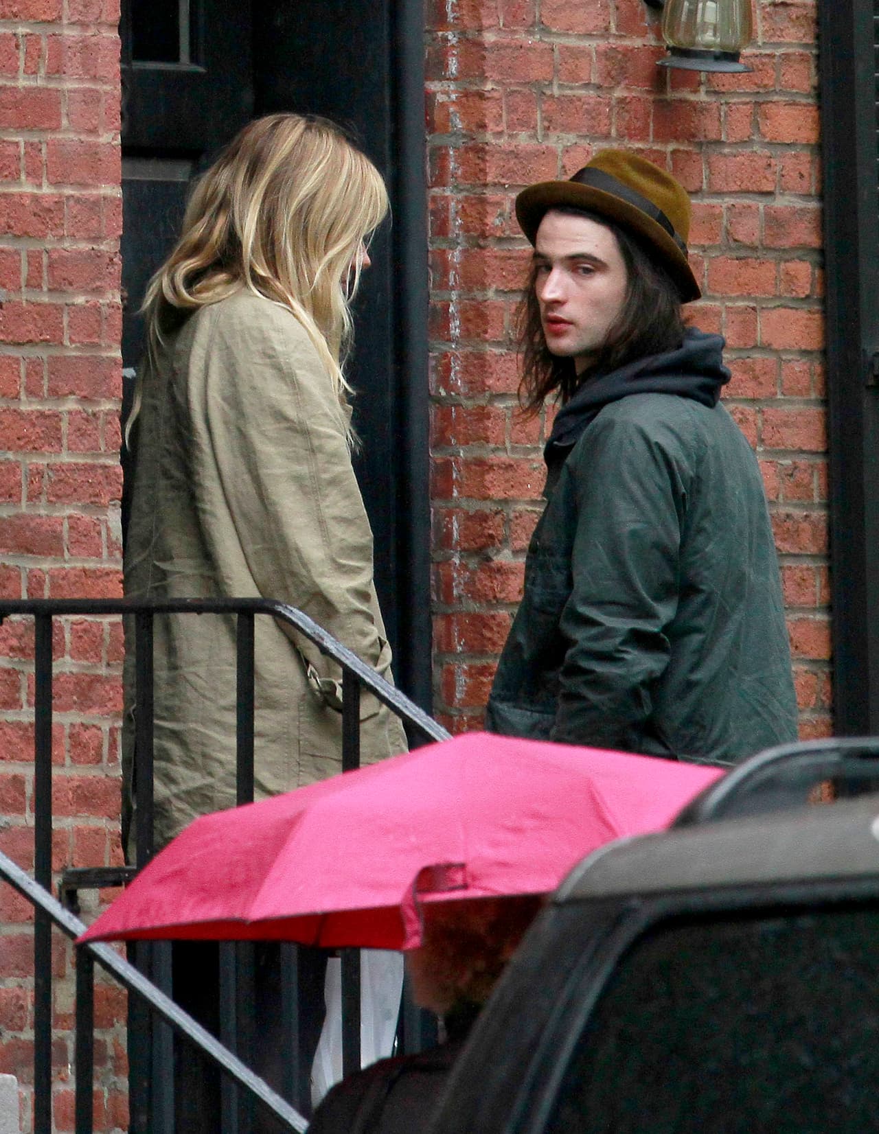 Mientras Tom Sturridge va apenas en los 29.
