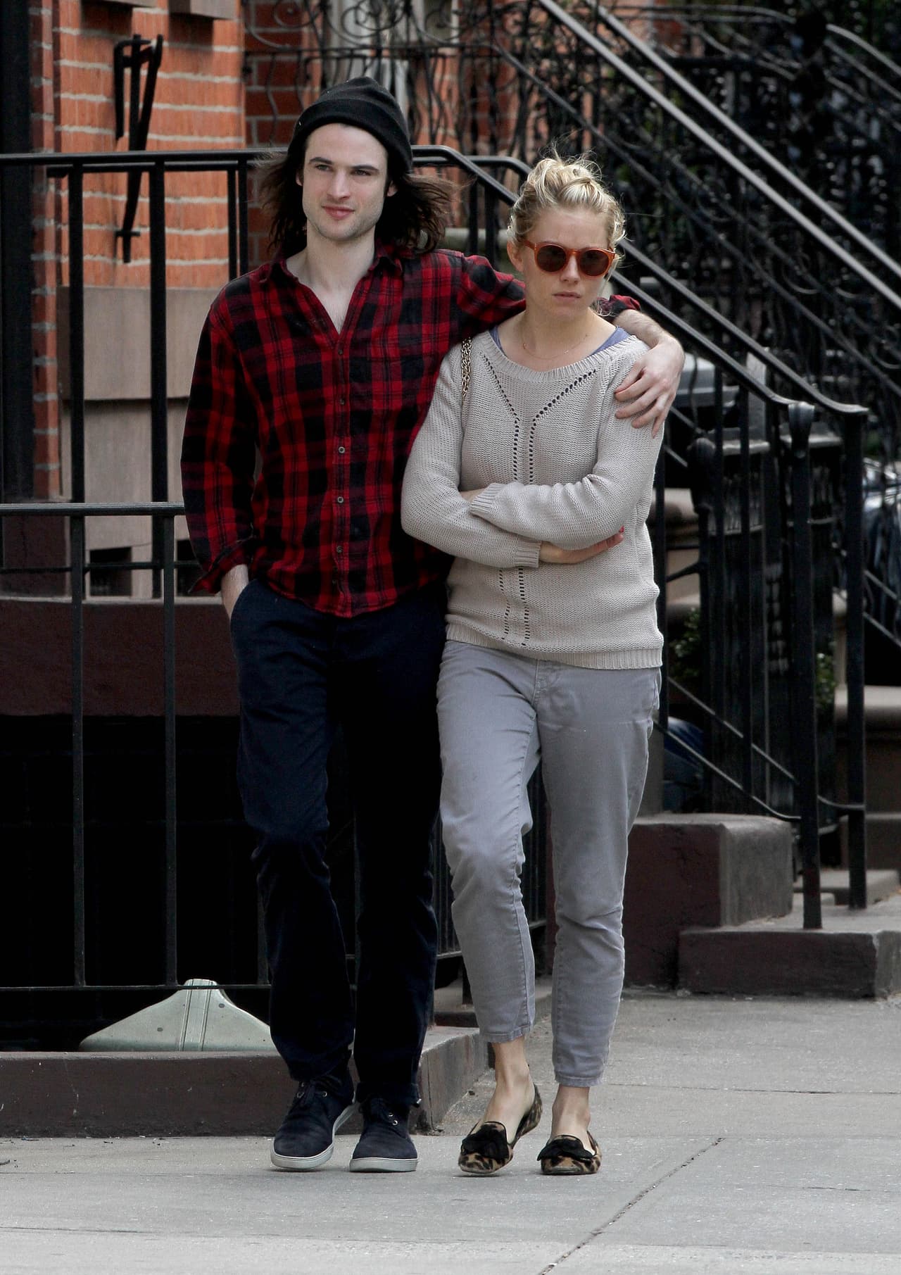 Antes de caer en los brazos de Tom, Sienna ya había probado otros besos.