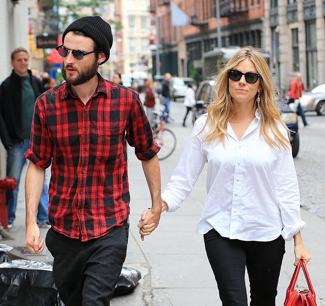 En donde Sienna Miller apareció sin su anillo de compromiso.