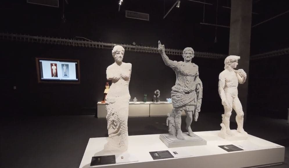 Además de famosas réplicas como las de la Venus del Milo, construidas con miles de piezas te cautivan por la perfección de las siluetas, independientemente de estar construidas con piezas cúbicas que pequeño tamaño.