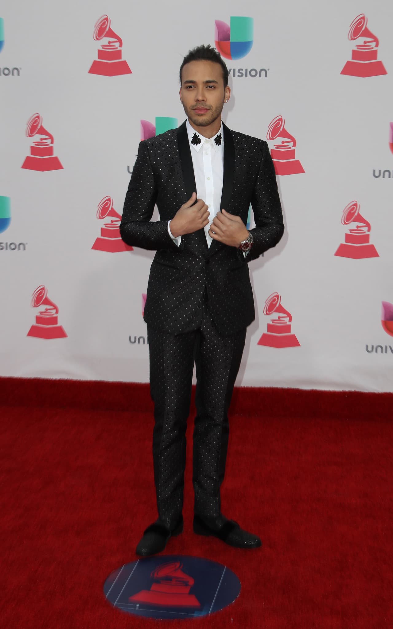 El negro fue un color que predominó en el vestuario de los hombres. Para quitarle la cara seria a este color Prince Royce usó un saco con texturas, y 
<i>polka dots</i>. Para prescindir de la corbata o el bow tie su camisa tenía un detalle de insectos bordados.