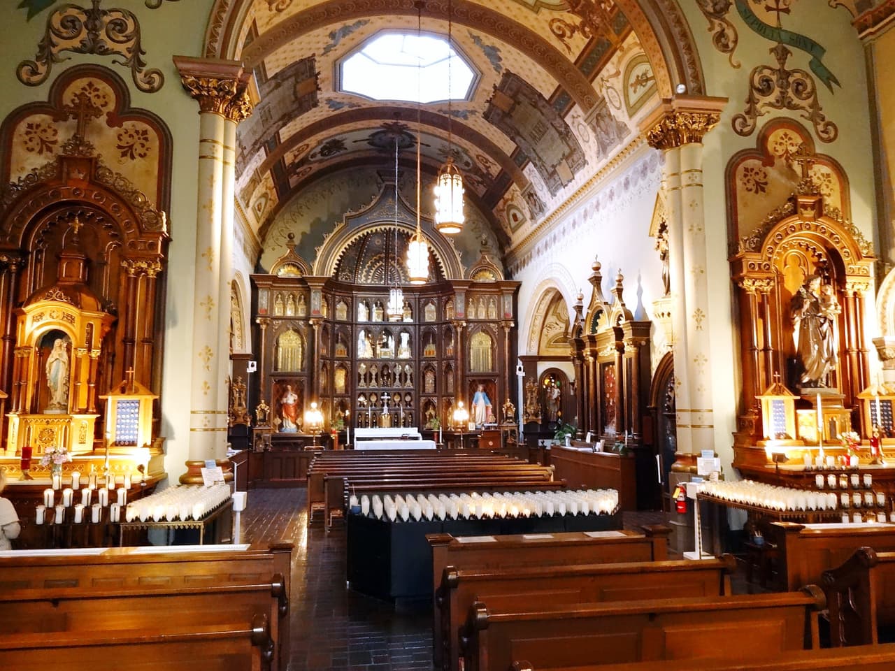 En el interior de la capilla, fray Mollinger comenzó a exponer las reliquias que había recogido durante su estancia en Europa.Las reliquias son partes del cuerpo de santos o artículos que poseían y son importantes dentro de la fe católica. Todas las reliquias que Mollinger recogió a lo largo de los años fueron certificadas por la Iglesia Católica como auténticas.