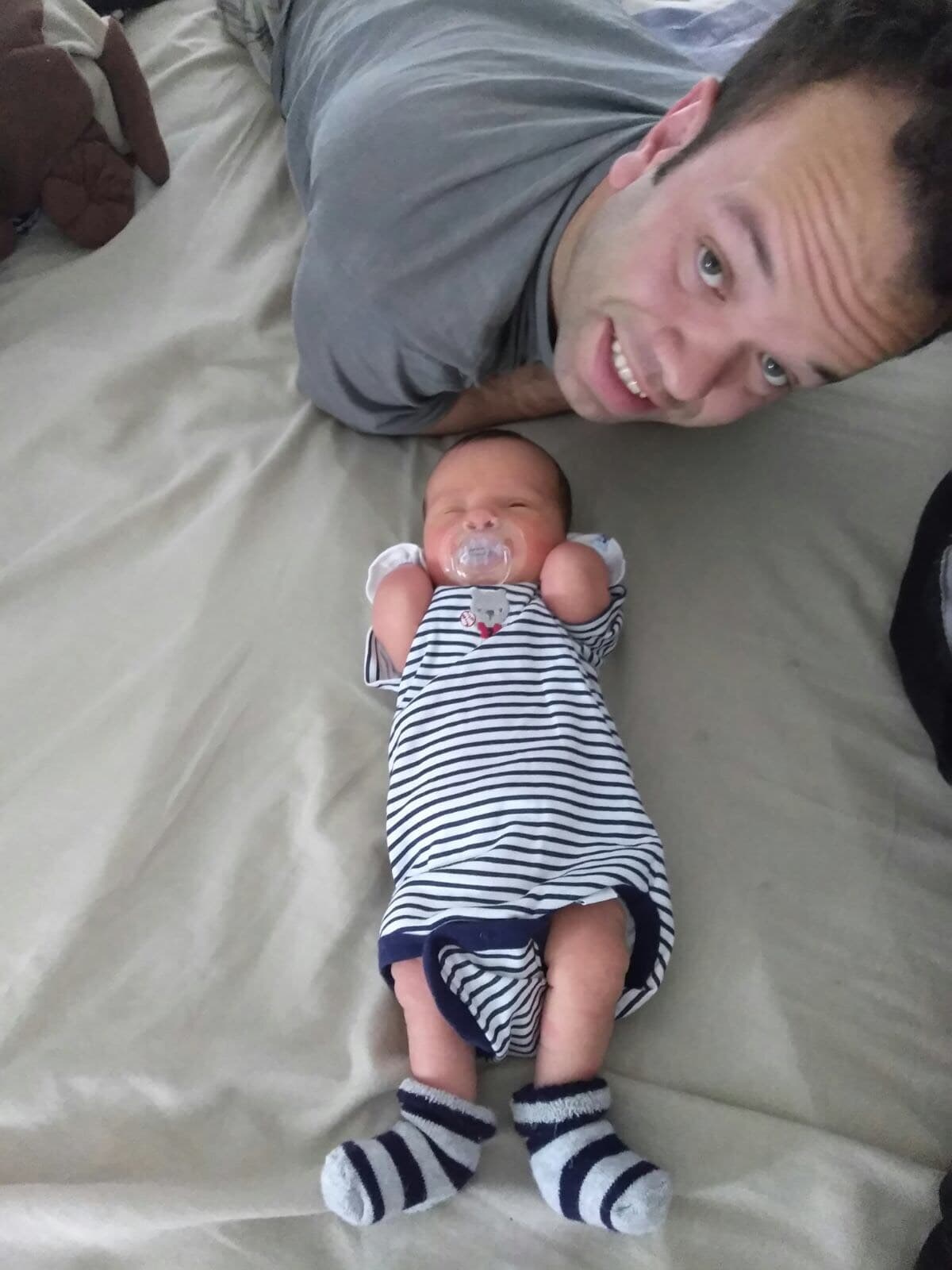 Aquí recordamos cuando Sebastián solo tenía meses de haber nacido. Carlitos se ponía nervioso de verlo tan indefenso y en oportunidades tenía hasta miedo de cargarlo porque pensaba que se le iba a caer.
<br>