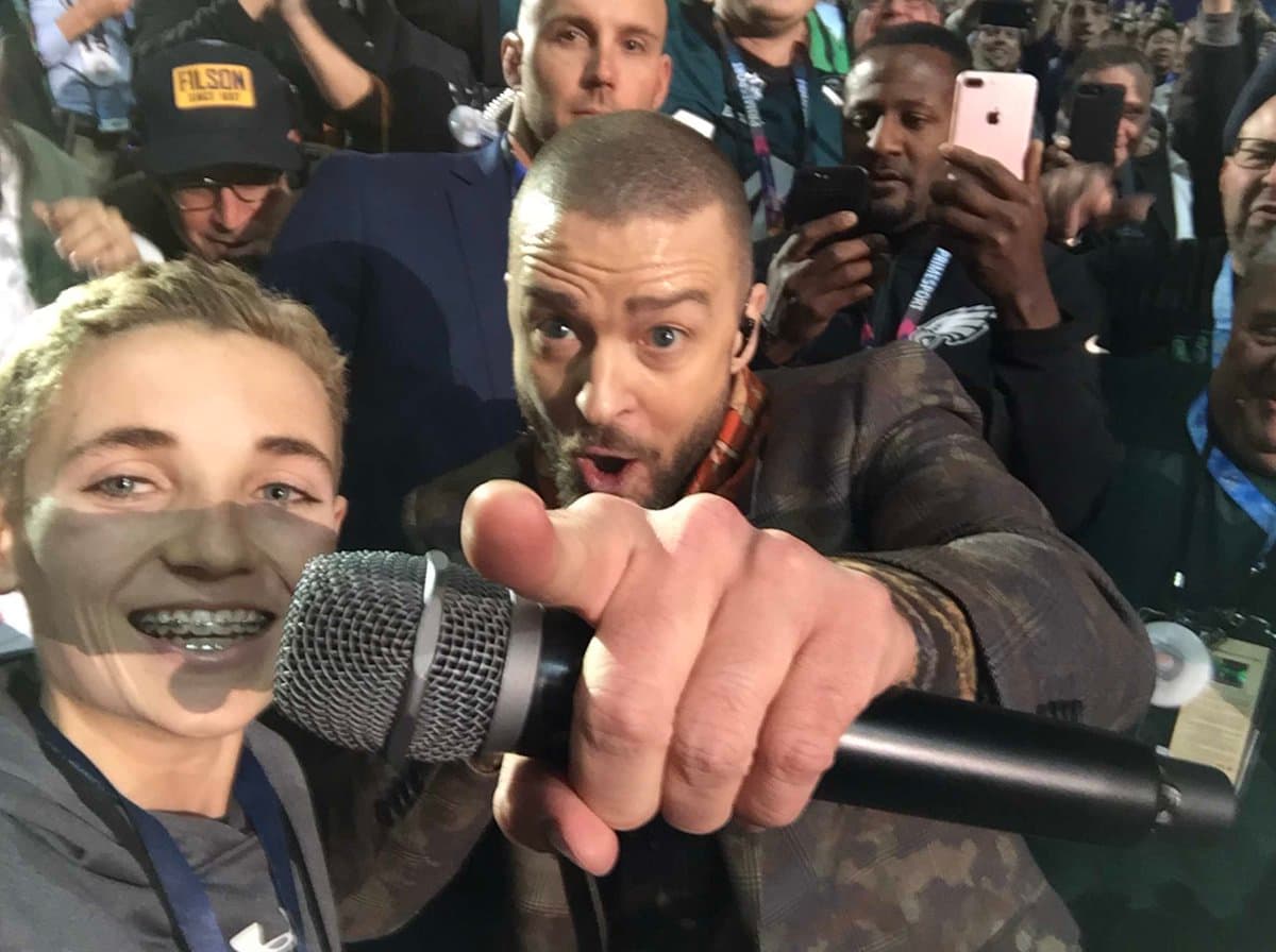 Ryan McKenna, de 13 años, se convirtió en la verdadera estrella del show del medio tiempo del Super Bowl LII al volverse viral el momento en el que se tomó una sefie con Justin Timberlake durante su actuación, lo que generó un sinfín de memes que se burlaron de la cara de desconcierto del menor en las redes sociales.