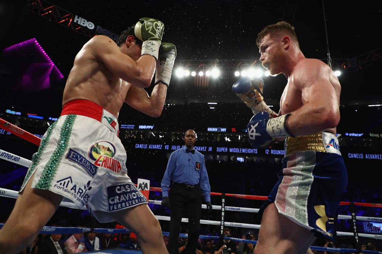 Te acercamos a los golpes que se dieron Saúl 'Canelo' Álvarez en contra de Julio César Chávez Jr., imágenes que te harán sentir en el ring.
