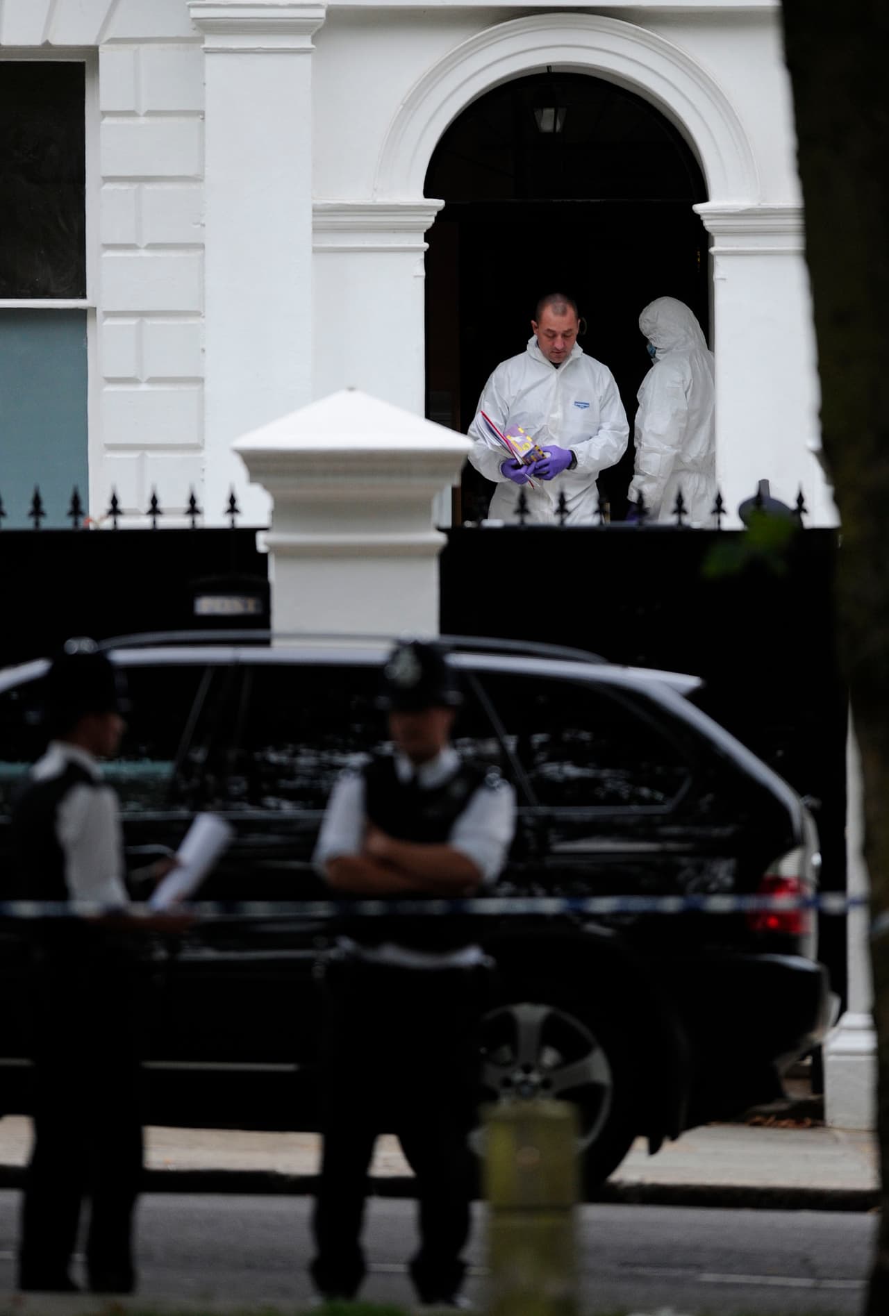 La policía forense, el 23 de julio de 2011 en la casa de la cantante. 
<b>Winehouse "consumió alcohol voluntariamente" y agregó que <a href="https://www.bbc.com/news/uk-england-london-20944431" target="_blank">"dos botellas de vodka vacías estaban en el piso"</a></b> al lado de su cama cuando su cuerpo fue descubierto.
<br>
<br>
<br>