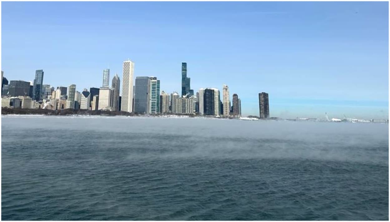 El lago Michigan tiene una capa de vapor provocado por el frío.