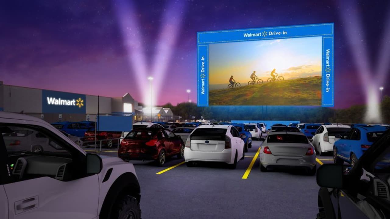 Walmart convierte estacionamientos en cines al aire libre en Houston durante la crisis del coronavirus