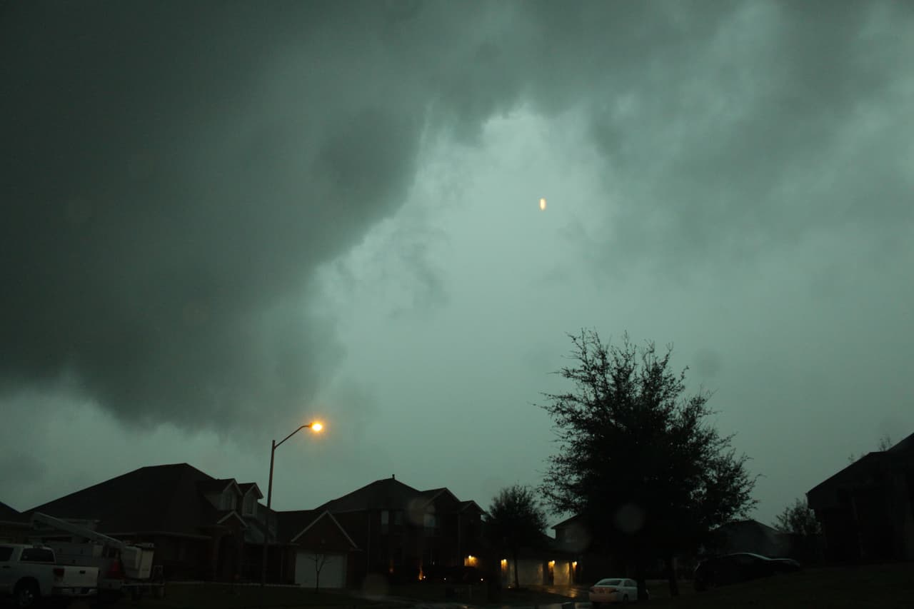 Además de granizo, inundaciones repentinas, árboles caídos y congestionamiento vial