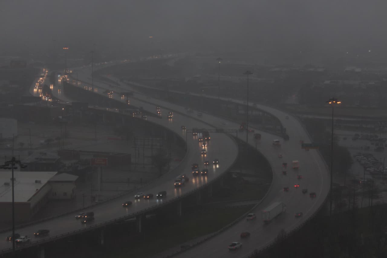 Además de granizo, inundaciones repentinas, árboles caídos y congestionamiento vial