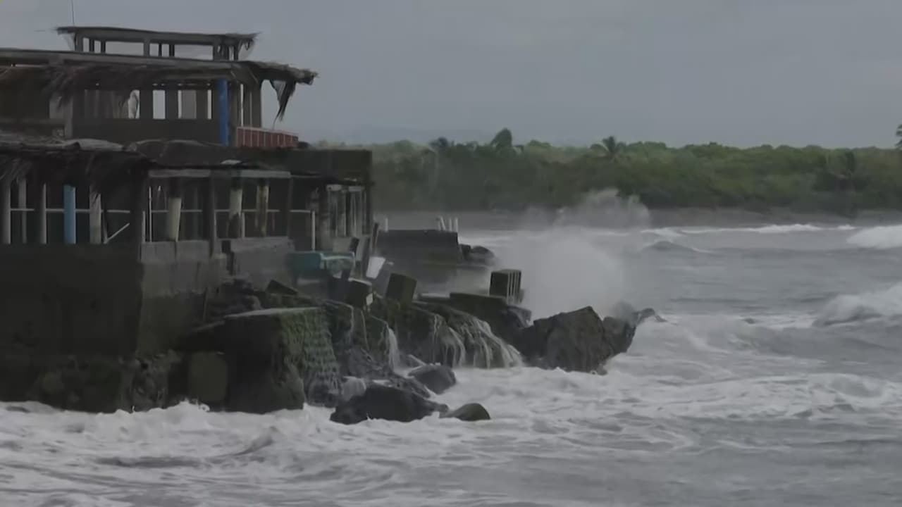 Huracán Simon alcanza categoría 4 y amenaza la costa del Pacífico mexicano