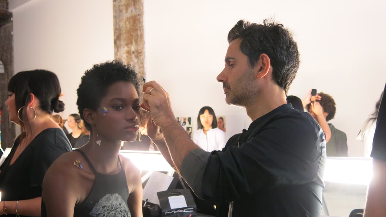 “La colección tiene muchas flores y colores, por eso pensamos que las modelos se verían hermosas con los restos de las flores sobre la piel. Las que les hubieran quedado si se hubieran acostado en una cama de pétalos”, afirma
<a href="https://www.instagram.com/jameskaliardos/?hl=en">James Kaliardos</a> quien fue el encargado de crear el maquillaje.
<br>