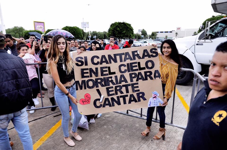 Muchas muestras de cariño como la de esta imagen, se vieron en las tres ciudades que el intérprete de 'Comeré callado' visitó en México.