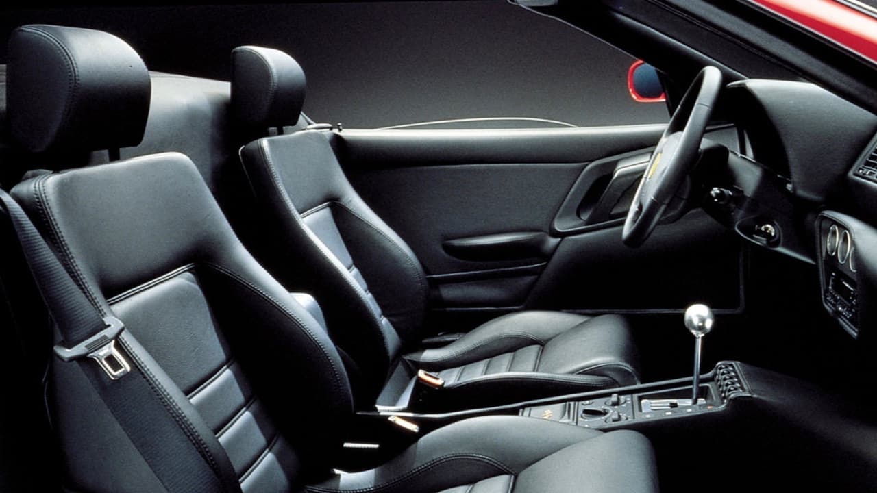 Aunque no se note en la imagen, los asientos del Ferrari F355 Spider están
<b> instalados asimétricamente</b>, con el conductor más cerca del centro del vehículo que el pasajero. Estas butacas están cubiertas en cuero Connolly, el mismo cuero usado por los grandes fabricantes británicos como 
<b>Jaguar</b>, 
<b>Bentley</b> y 
<b>Rolls-Royce</b>, y que también cubrían las butacas de los Submarine Spitfires, el mismo avión de guerra que voló 
<b>Tom Hardy</b> en la película 
<b>Dunkirk</b>.