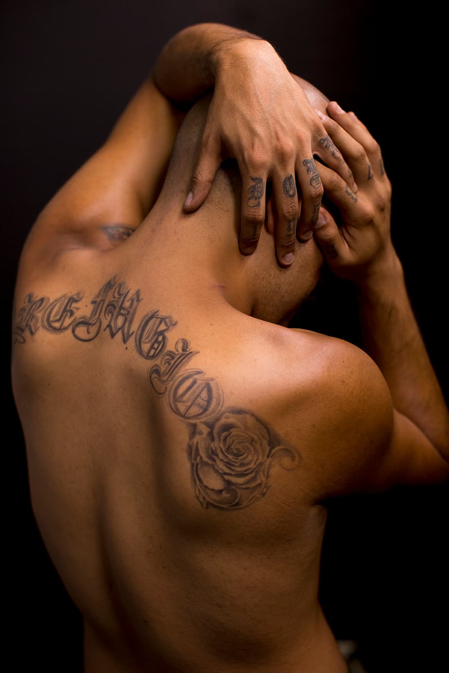 <b><a href="https://www.instagram.com/manueloliva10/">Manuel Oliva</a>, estilista</b>. “La única persona que siempre me ha podido detener es mi mamá. Cuando le dije que me quería hacer un tatuaje me dijo 'no' y amenazó con correrme de la casa. Al final ella se fue a vivir a otro lado y ese día decidí hacerme uno. Le tengo mucho miedo a las agujas, así que el primero (unas tijeras) fue muy pequeño para aguantar a que lo terminaran. Cada tatuaje representa algo especial, me gusta que sean chistosos."