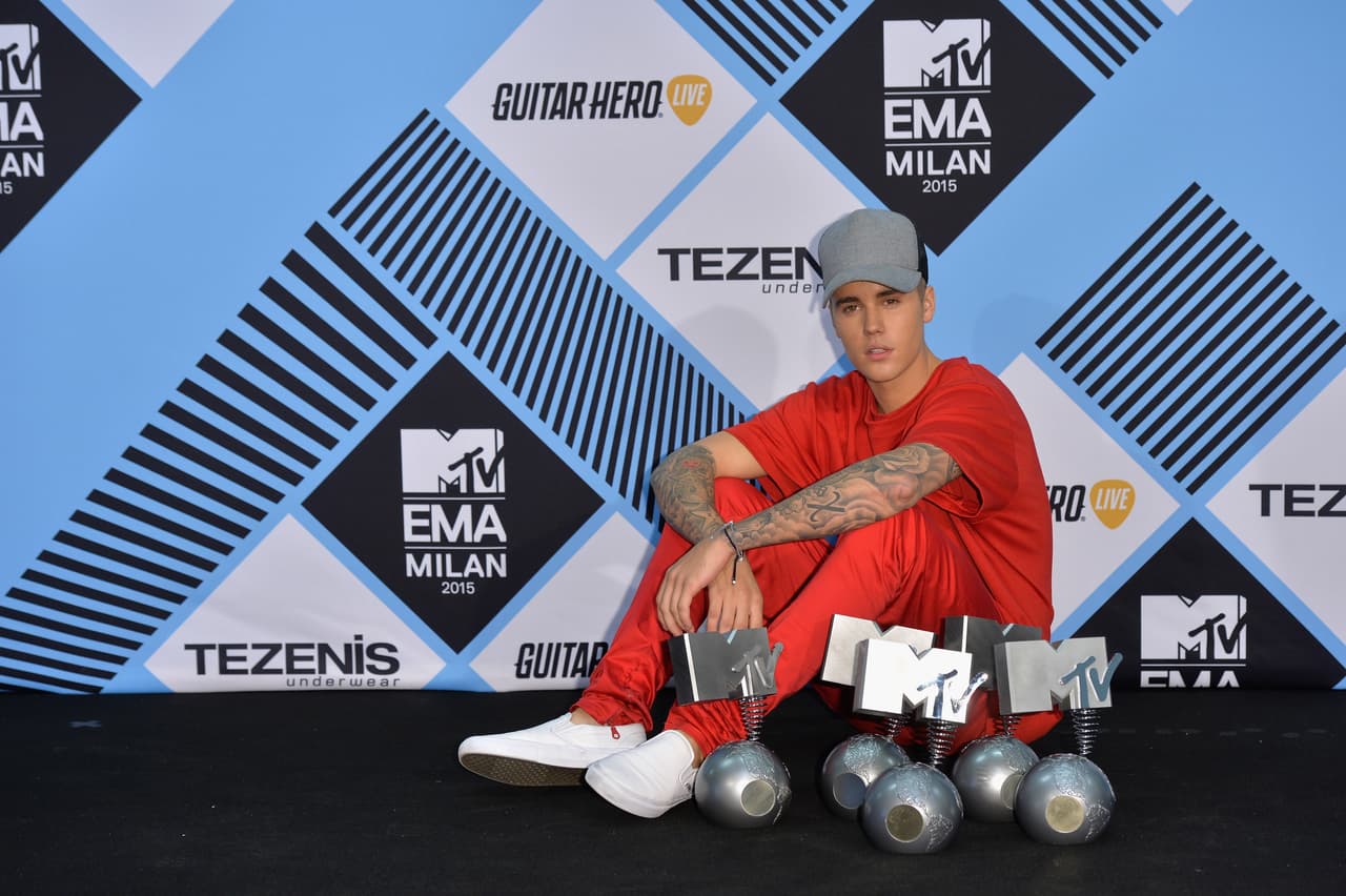 Bieber fue el rey de los premios al llevarse a casa cinco trofeos de las seis nominaciones que tenía.