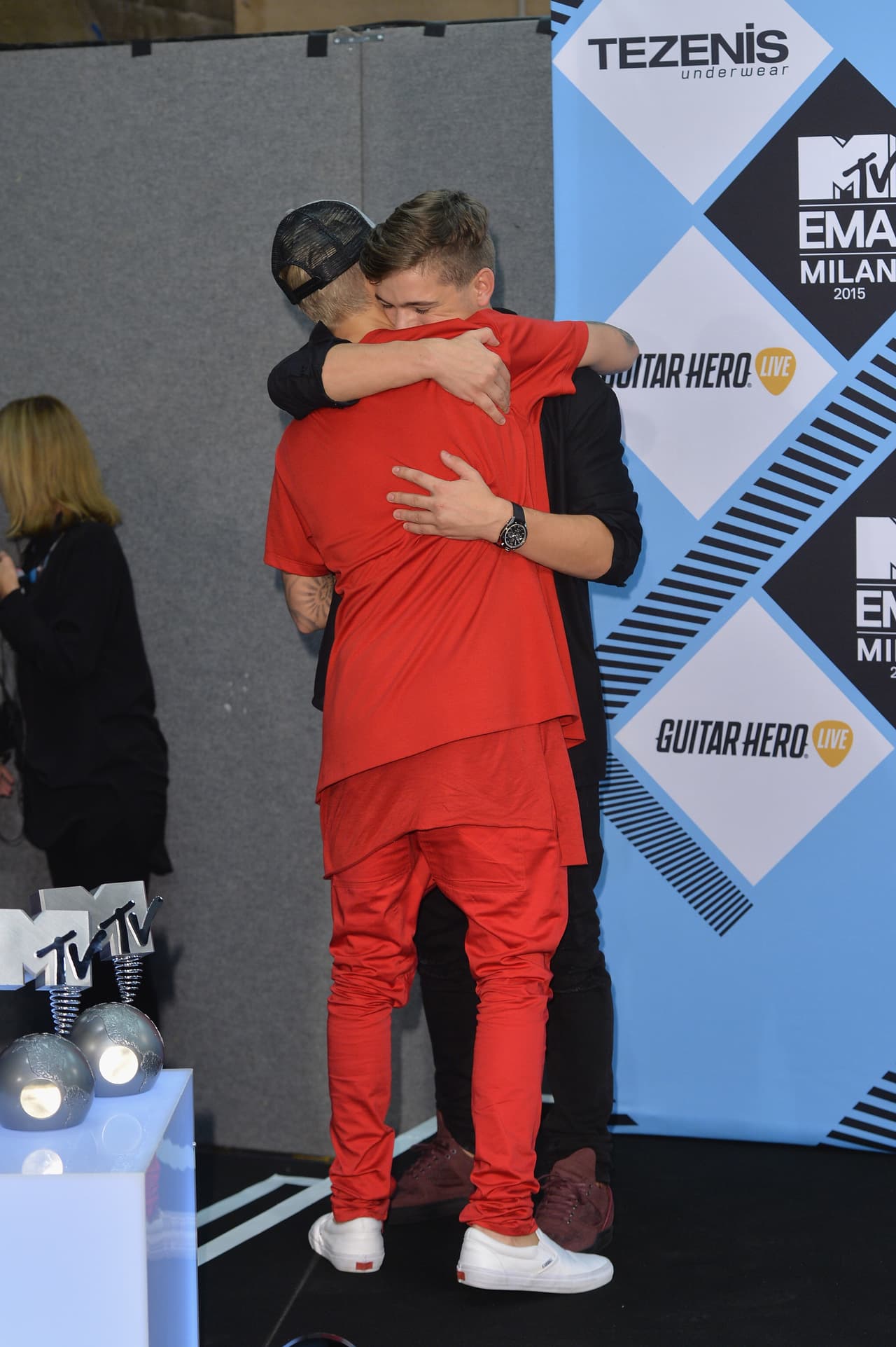 Bajo el escenario, Justin fue abrazado por sus colegas.