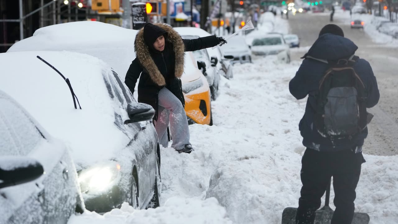 Nieve paraliza calles de Nueva York y obliga a miles a palear en medio del frío extremo