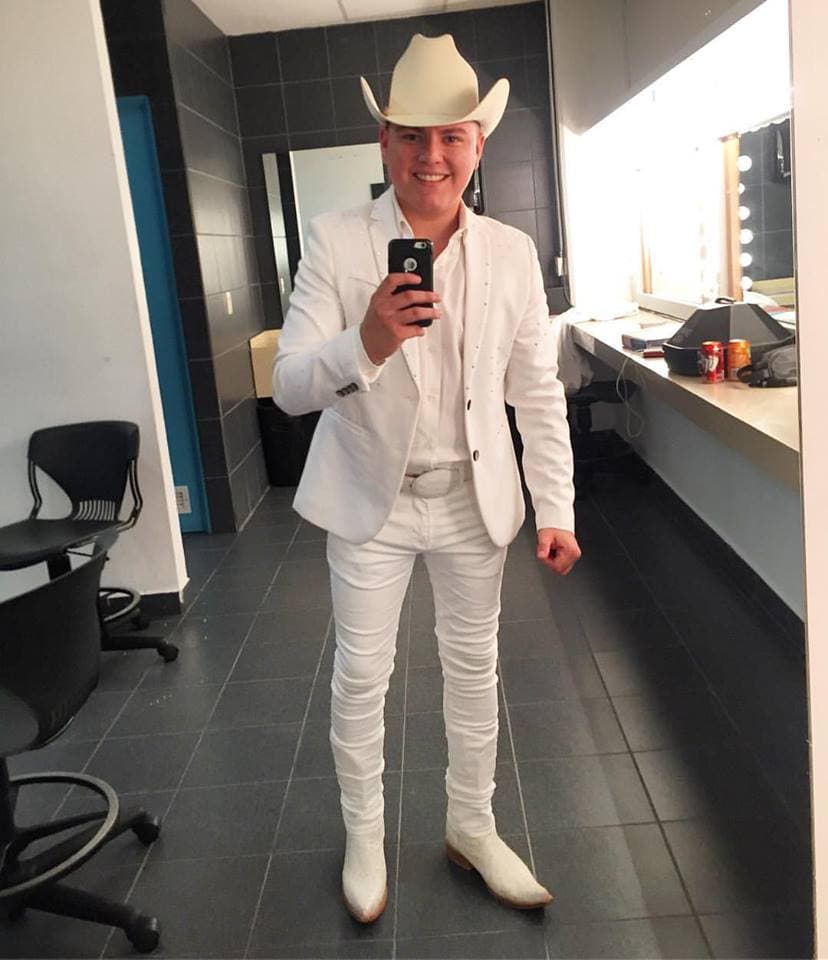 Otra joven promesa que apareció en el escenario tapatío para cantar con Julión fue el cantante Christian Jacobo, quien compartió esta imágen en la que se dijo listo y emocionado de estar al lado de su ídolo.