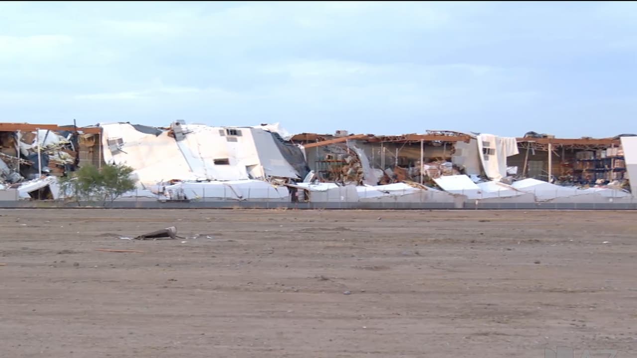 Bomberos comenzaron desde temprano los esfuerzos de búsqueda, pero ésta cambio al mediodía por la recuperación del cuerpo.