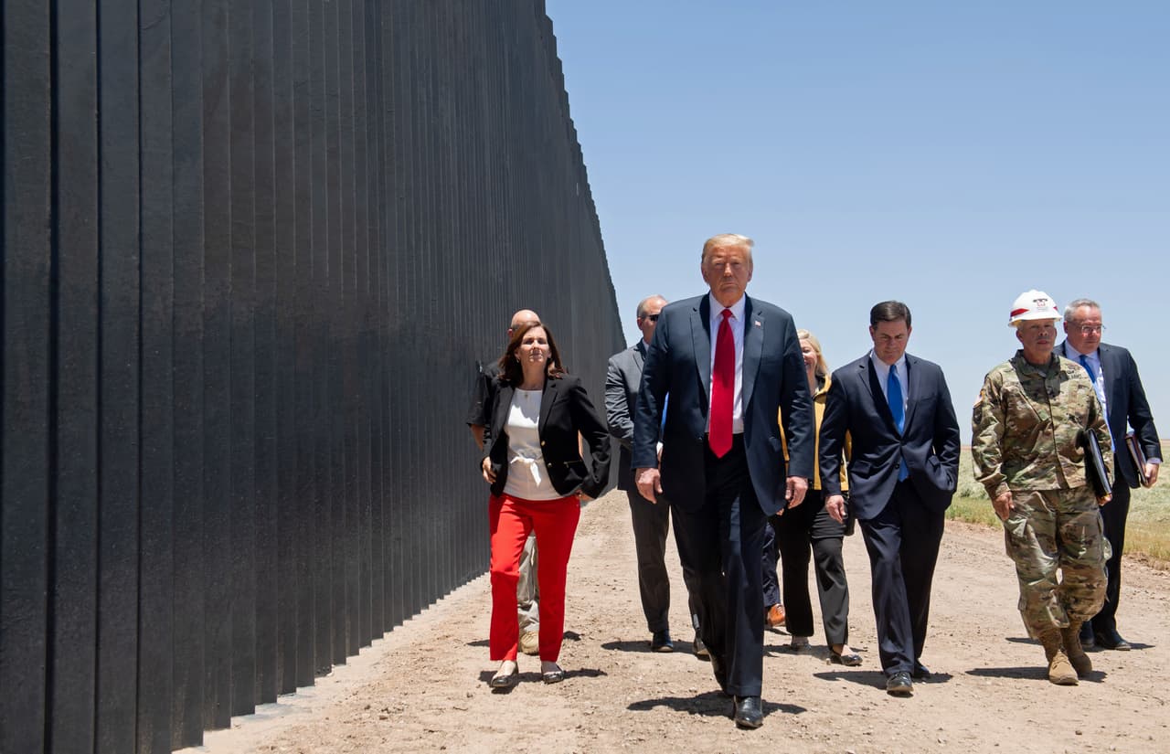 Durante su visita al área de la frontera camino con funcionarios del DHS, la congresista Martha Mc Sally, el gobernador de Arizona, Doug Ducey y otros miembros de su partido.