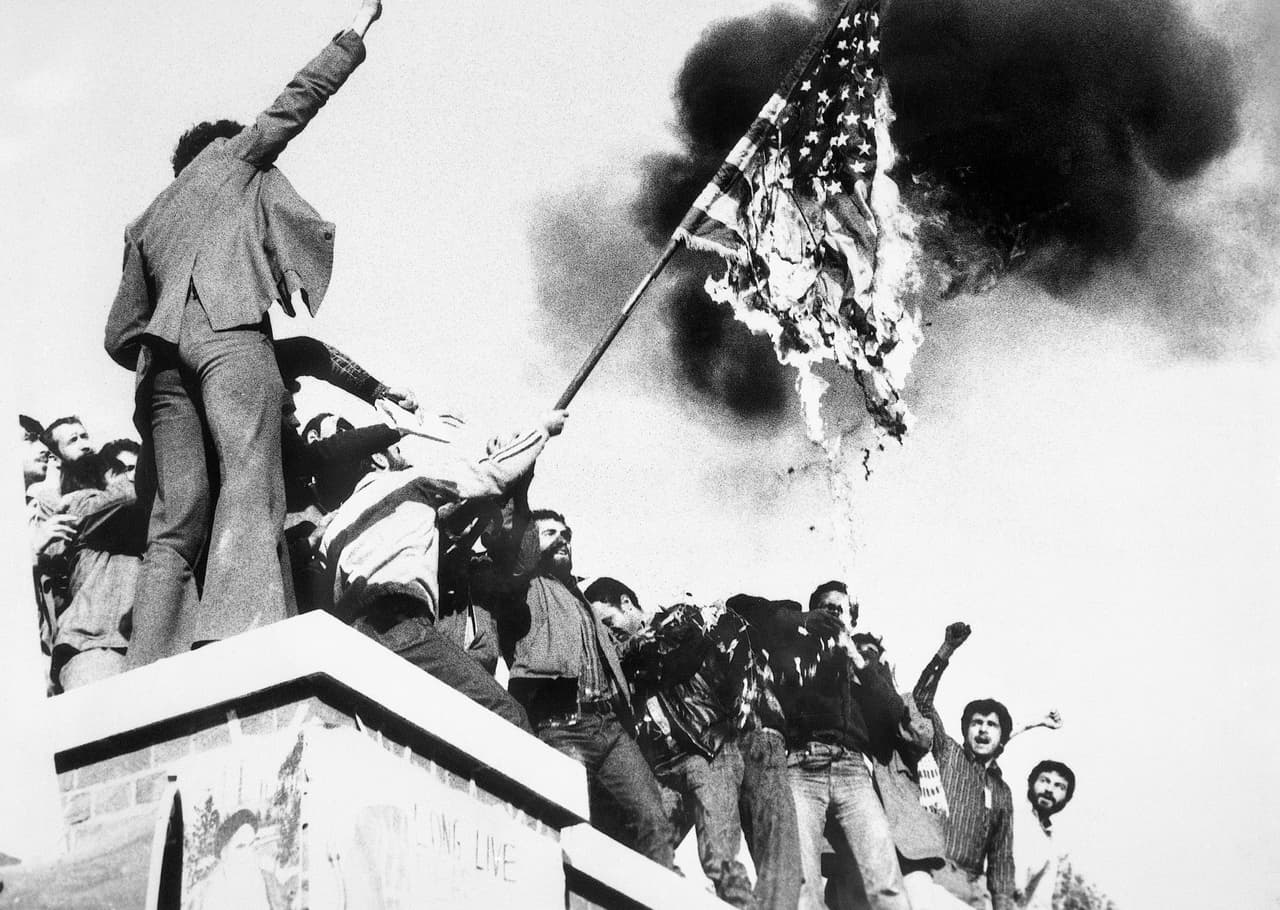 Foto de archivo del 9 de noviembre de 1979, cuando manifestantes quemaron una bandera estadounidense en la embajada en Irán. La toma de rehenes había sido cinco días antes, el 4 de noviembre.