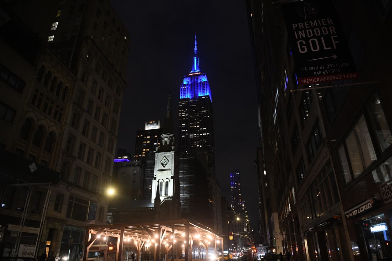 El interruptor iluminó por primera vez las famosas luces de la torre del edificio, que es la joya de la corona del legendario horizonte de la ciudad.