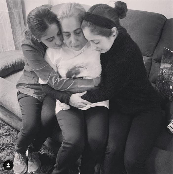 La familia del actor sostiene que él no se disparó, sino que fue 
<b><a href="https://www.univision.com/famosos/octavio-ocana-muere-perito-no-existen-elementos-quimicos-investigacion-arma" target="_blank">la policía quien lo mató. </a></b>
<br>