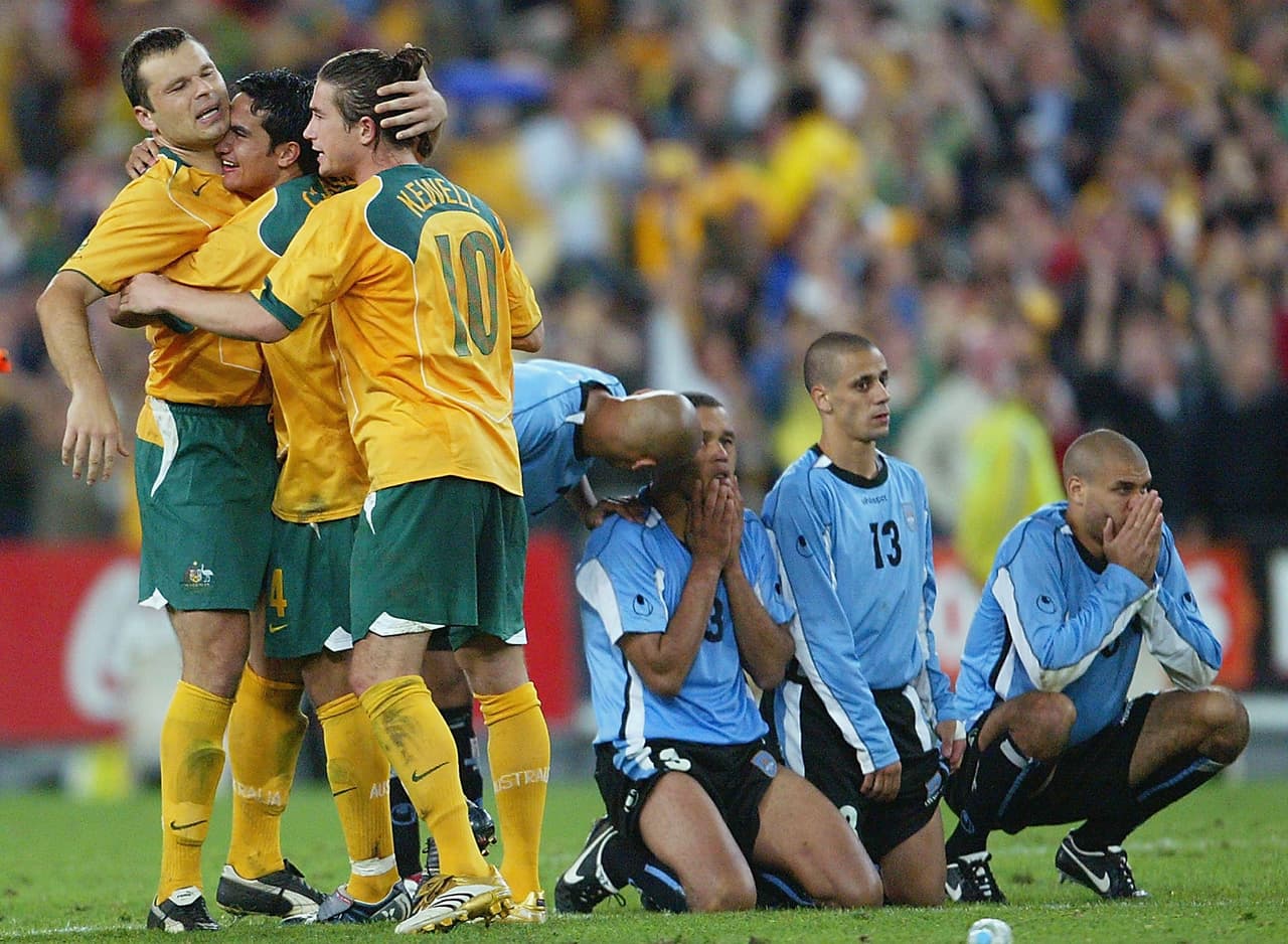 Tras más de 30 años sin ir al Mundial, Australia dio la sorpresa eliminando a Uruguay en Sydney para ir a Alemania 2006.