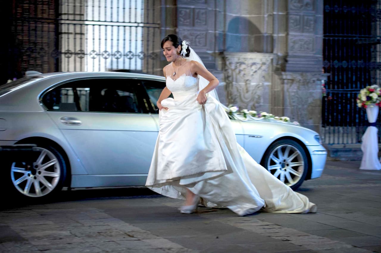 Desgraciadamente la dejan plantada el día de su boda y todo su mundo se viene abajo.