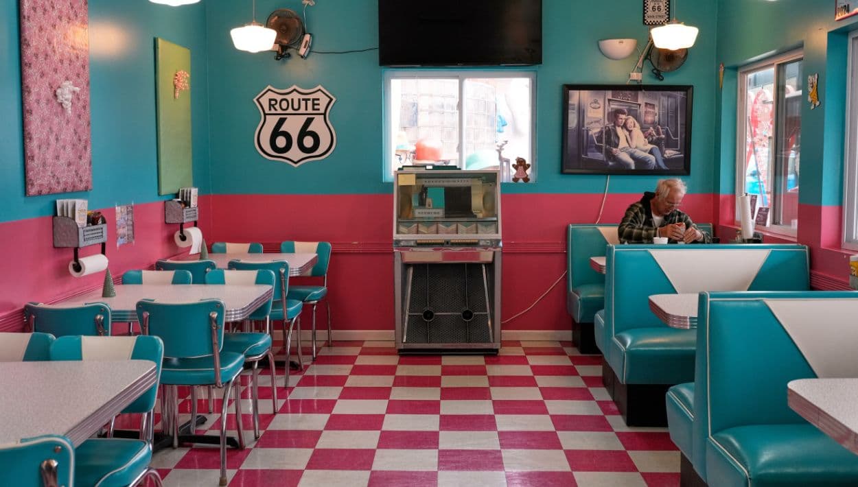 Everett Sweet almuerza dentro del Twisttee Treat Dinner, un restaurante estilo años 50 y heladería ubicado a lo largo de la histórica Ruta 66 en Livingston, Illinois.