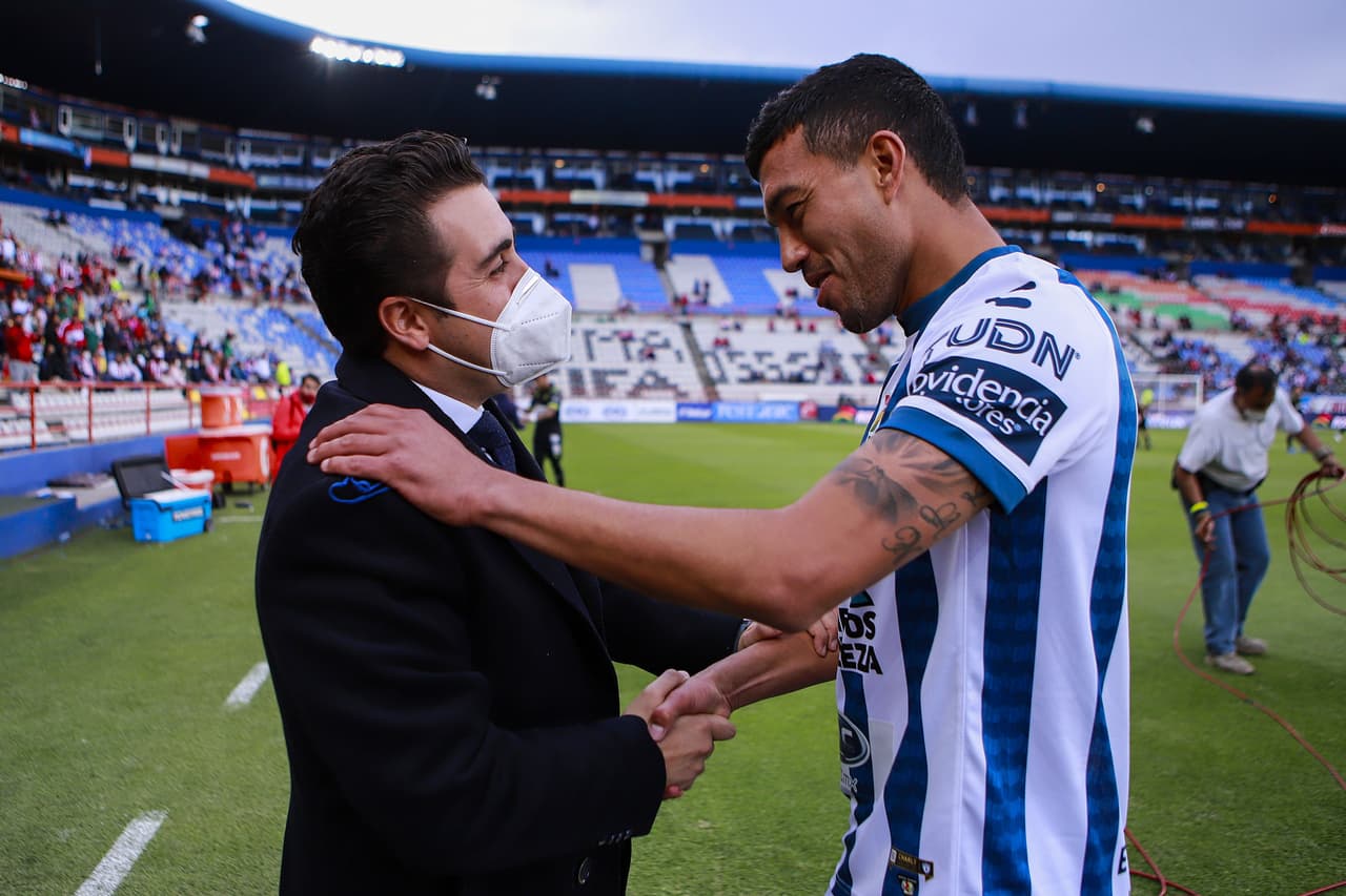 El Pachuca consiguió su segunda victoria del torneo tras vencer por 2-1 a las Chivas. Los Tuzos aprovecharon un grave error del 'Tiba' Sepúlveda y Raúl Gudiño para marcar el segundo tanto después de que Víctor Guzman hiciera el primero. Los rojiblancos reaccionaron con un gol de Ángel Zaldívar por la vía del penal, pero no fue suficiente.