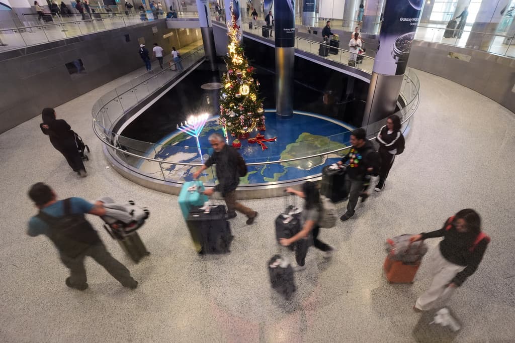 Decoraciones de diferentes creencias religiosas adornan el aeropuerto de Miami.