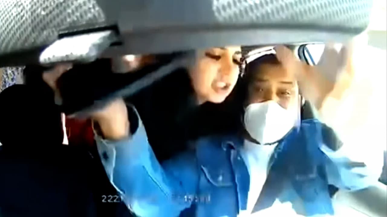 Arrestan a la mujer que agredió a un conductor de Uber que le exigió viajar con mascarilla