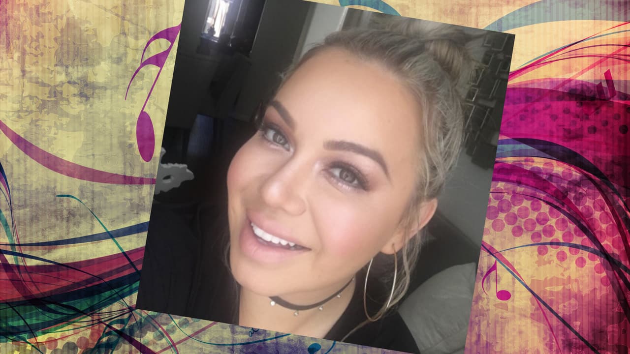 Chiquis siempre sale bien en sus selfies. ¿Y cómo no? La cantante es una mujer hermosa. Con un rostro así, todas queremos hacernos selfies. She's a curvy woman with a lot of sass. Jenni would be so proud!