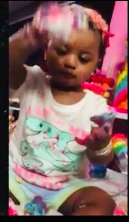 La fiesta fue interrumpida brevemente por el 
<b><a href="https://www.univision.com/shows/noticiero-univision/una-explosion-de-un-transformador-subterraneo-provoco-un-apagon-masivo-en-manhattan-video">apagón que se presentó en la ciudad</a></b> ese día, así lo contó después en un video la cantante
<b> <a href="https://www.instagram.com/p/Bz5GtL7go_k/" target="_blank">en su cuenta de Instagram.</a></b>