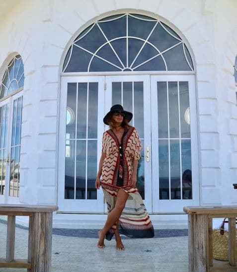 “Pensando en ustedes”, así escribió al pie de esta foto de julio de 2017, mientras posaba frente al Ocean Tally Bar & Grill.
<br>