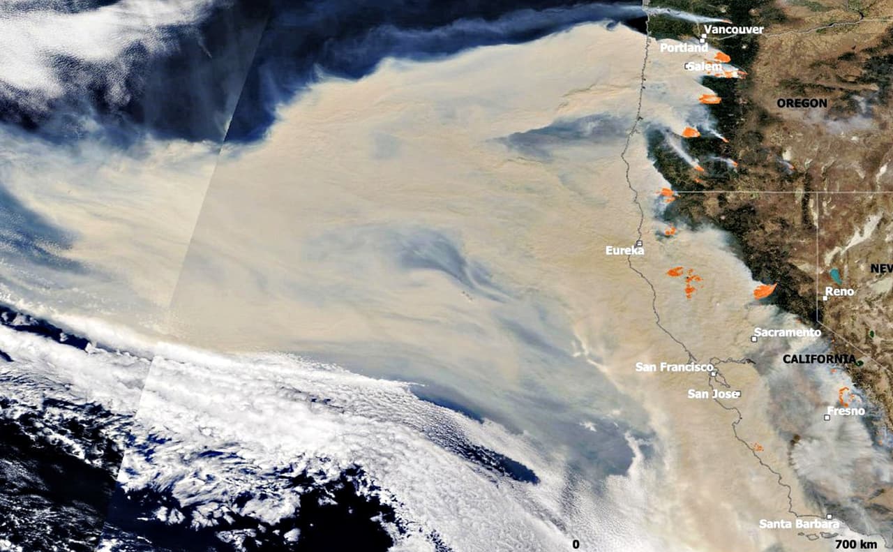 Según la agencia espacial estadounidense (
<a href="https://earthobservatory.nasa.gov/images/147261/a-wall-of-smoke-on-the-us-west-coast" target="_blank">NASA</a>), el humo de los incendios es tan denso que se puede ver desde el espacio a una distancia de 
<a href="https://earthobservatory.nasa.gov/images/147261/a-wall-of-smoke-on-the-us-west-coast" target="_blank">un millón de millas de la Tierra</a>. Además, la capa de humo cubre una superficie de unas 1,000 millas que se extiende desde California hacia el oeste sobre el Océano Pacífico.