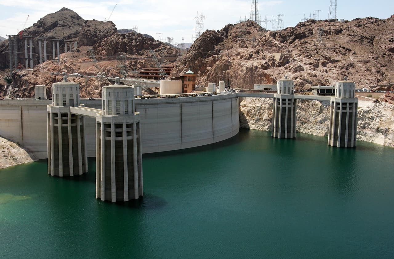 Esta fotografía muestra la represa Hoover en 2007, cuando el nivel del agua alcanzó su nivel más bajo desde 1960. Este año la histórica sequía en el oeste está comprometiendo otra vez al embalse más grande del país, el lago Mead, que sirve a la represa Hoover. 
<br>
<br>Las autoridades esperan que hoy el nivel del agua del lago Mead 
<a href="https://www.cnn.com/2021/06/08/weather/hoover-dam-lake-mead-water-level-drought/index.html"><u>llegue a su nivel más bajo desde que comenzó a llenarse en la década de 1930</u></a>. La producción de energía hidroeléctrica de este complejo 
<a href="https://news.yahoo.com/california-and-much-of-the-american-west-face-mega-drought-brought-on-by-climate-change-190823817.html?guccounter=1&guce_referrer=aHR0cHM6Ly93d3cuZ29vZ2xlLmNvbS8&guce_referrer_sig=AQAAAF0PxfwUKH2QpaZKh13qsRiRVdip4rmlGL6tnsVVFjzCKdKkckEWGqkOXBZSAbj0f9RoRRm5GtSjZzJYb_2rJgREwfpei_eI8PmUSIyWewWg82emGjEzMcgMP-jqIlurkR2CoAVN1DhsD6S1N6G_flu2QAOJBs_Kt9Lw_nbTyGDe"><u>se redujo en casi 25%</u></a>. El consumo de agua potable también se verá afectado en Arizona, Nevada y el norte de México. La hidroeléctrica genera energía para amplias zonas de Arizona, California y Nevada.