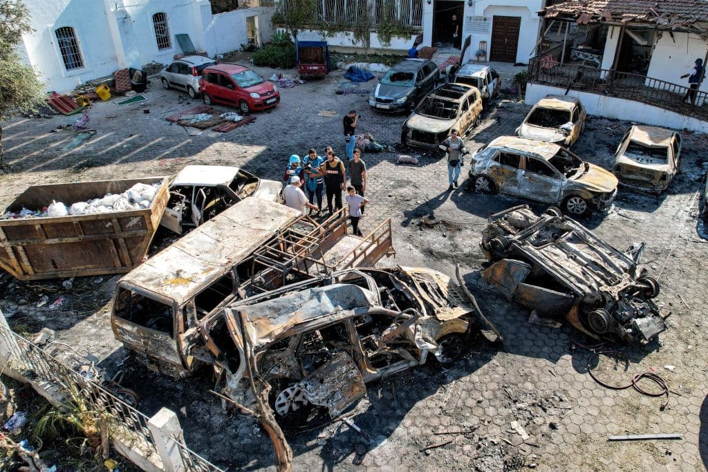 Aparcamiento con vehículos calcinados y áreas destrozadas en el hospital Ahli Arab, en el centro de Gaza, objeto de una explosión.