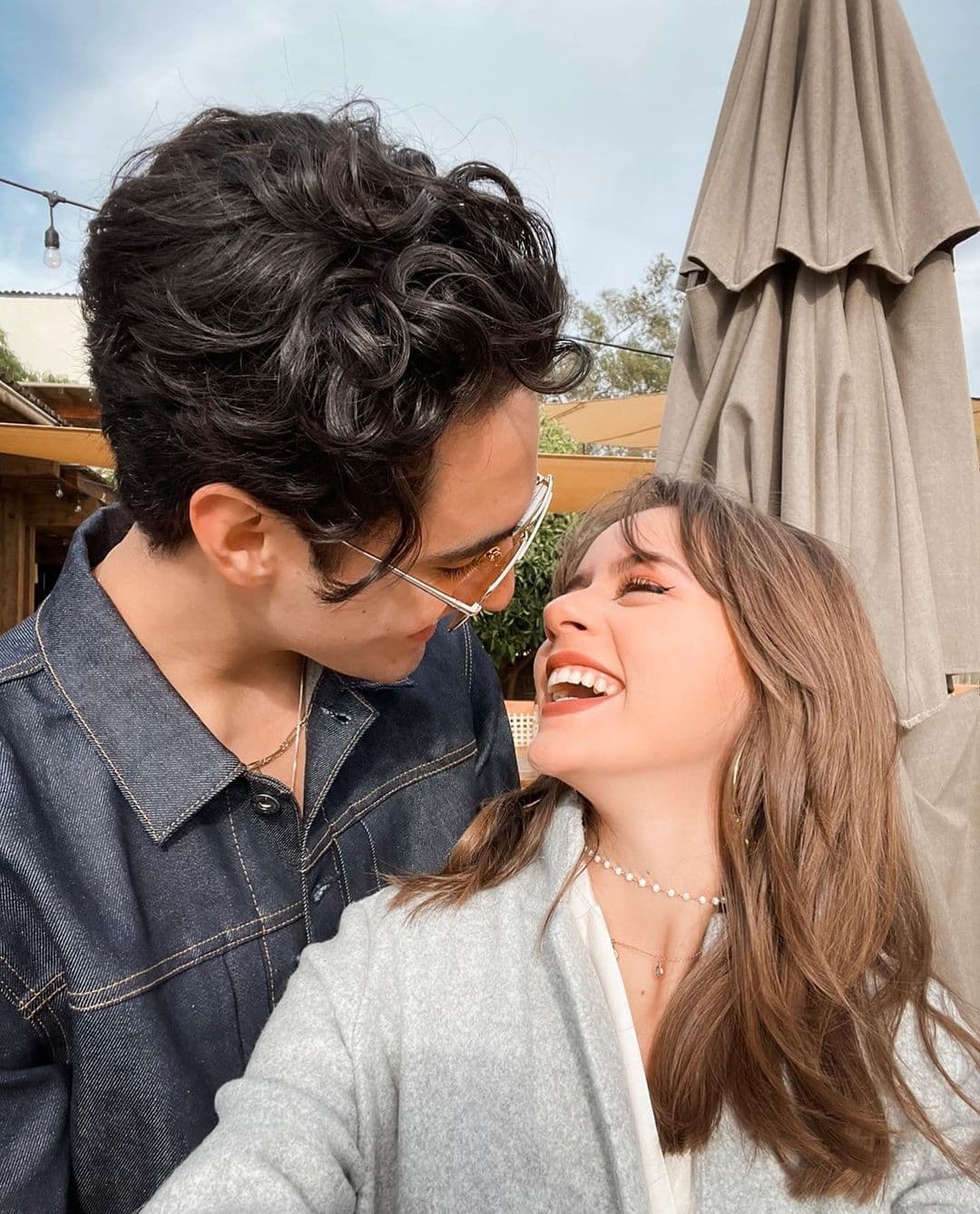 Desde hace dos años, Azul Guaita mantiene una
<a href="https://www.univision.com/galavision/sebastian-poza-dedico-un-romantico-mensaje-a-azul-guaita-por-cumplir-2-anos-de-novios-fotos">relación con el también actor Sebastián Poza</a>. El joven, de 18 años, es hijo de la estrella de la farándula mexicana, Mayrín Villanueva, y el actor Jorge Poza.