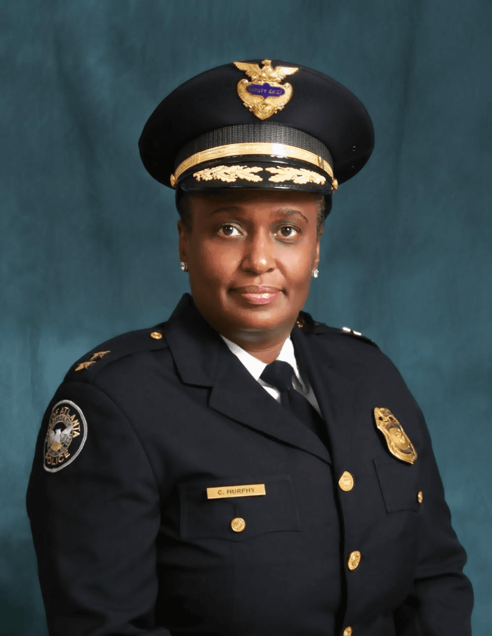 <b>Celeste Murphy </b>
<br>
<br>Celeste Murphy se unió al Departamento de Policía de Atlanta en 1997 y ha servido en todos los rangos desde Oficial de Patrulla, Detective, Sargento, Teniente, Capitán y Mayor. Fue nombrada subjefa en enero de 2020 y dirige la División de Servicios Comunitarios.
<br>
<br>Tiene una licenciatura en matemáticas y una maestría en justicia penal. Murphy se graduó del Instituto de Administración Superior de Policía del Foro de Investigación Ejecutiva de Policía y de la Escuela de Comando y Personal de Policía de la Universidad Northwestern.