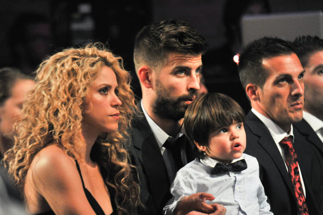 Al evento llegó acompañado por su pareja e hijo.